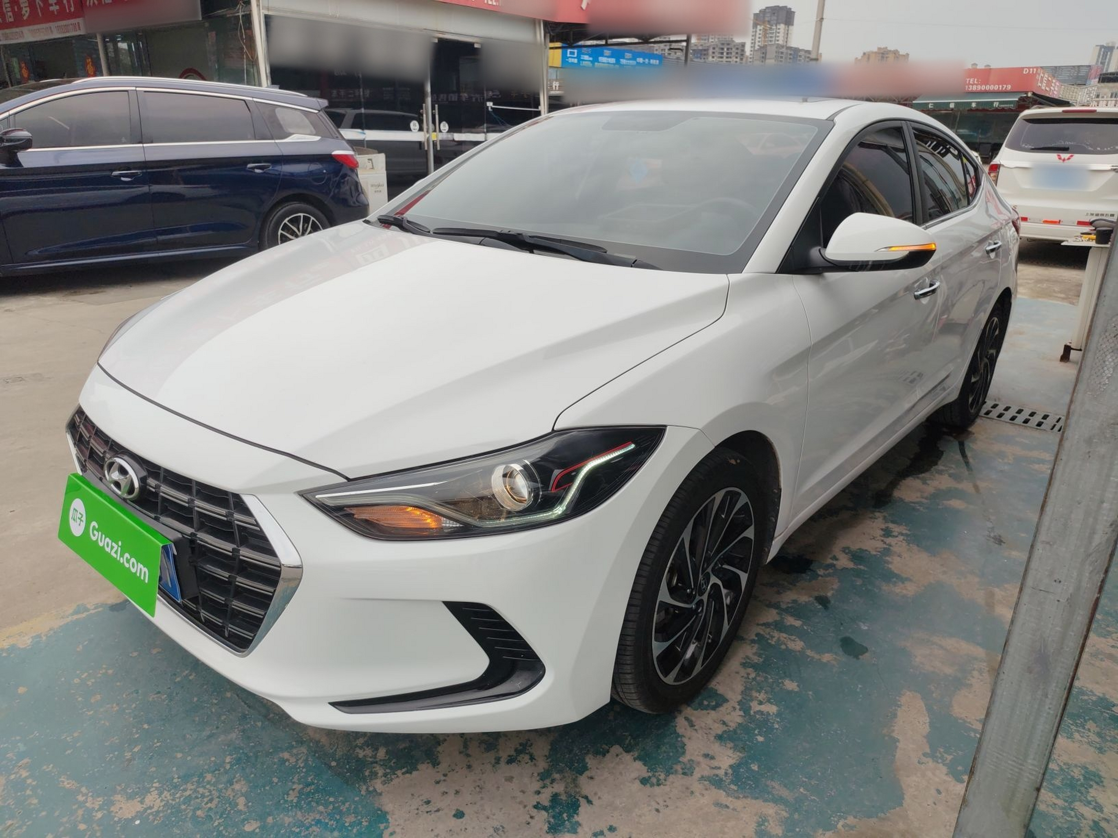 Под передней частью автомобиля