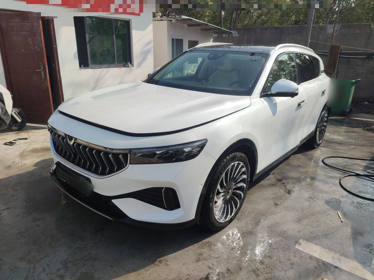 تحت مقدمة السيارة