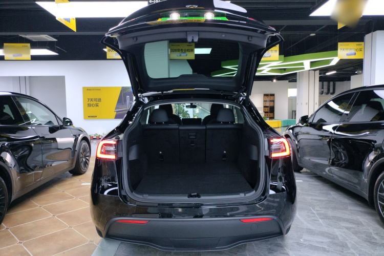 Used Tesla Model Y 2022 Long-Range All-Wheel-Drive Version Trunk