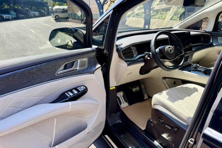 Used Denza D9 2025 DM-i Smart Drive 1020 Four-Wheel Drive Premium Model Interior 5