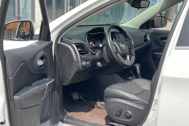 Used Jeep Cherokee 2019 2.0T Two-Wheel Drive Smart Enjoyment Version China VI
