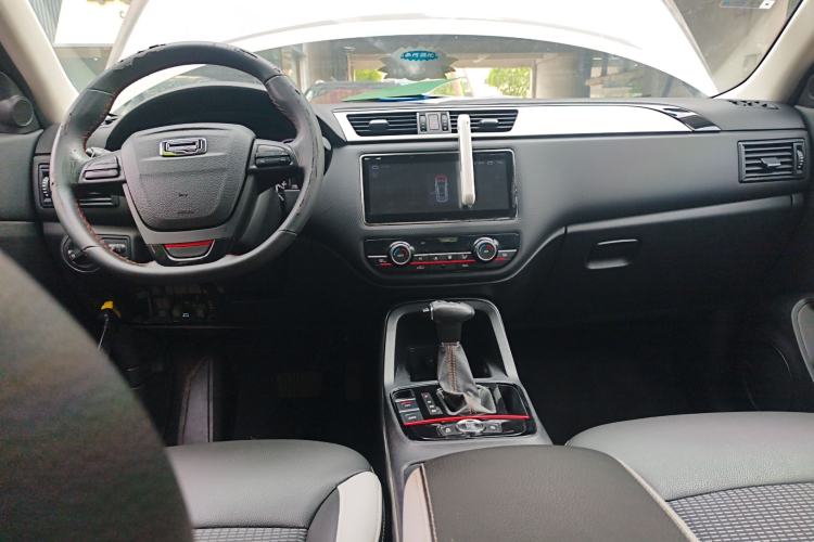 Used Qoros 5 2018 1.6T Automatic Prestige Model Center Console