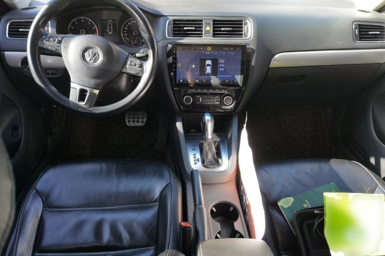 Used Volkswagen Sagitar 2012 1.4TSI Automatic Luxury Edition Center Console