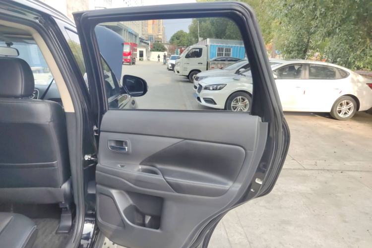 Used Mitsubishi Outlander 2014 2.4L 4x4 Deluxe Value Edition 7 Seats
