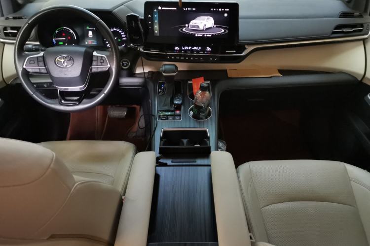 Used Toyota SIENNA 2024 2.5L Hybrid Four-Wheel Drive Prestige Edition Center Console