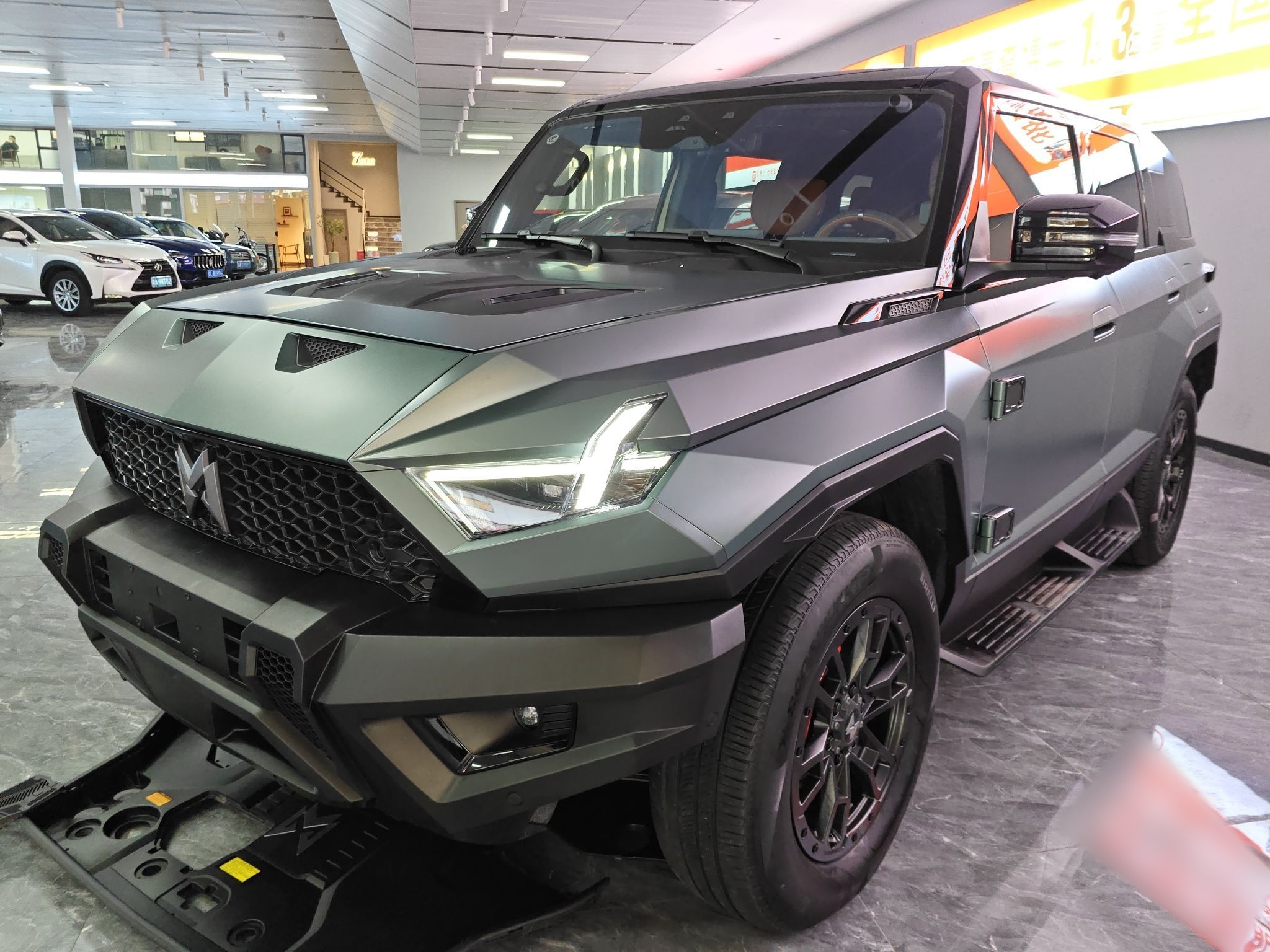 تحت مقدمة السيارة