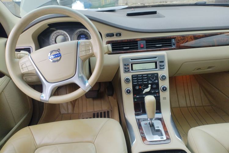 Used Volvo S80L 2009 2.5T ZhiZun Edition Center Console