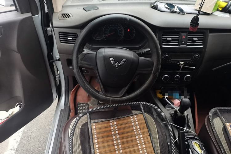 Used Wuling Rongguang V 2018 1.5L Standard Version
