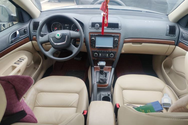 Used Skoda Octavia 2013 1.6L Automatic Yijun Edition Center Console