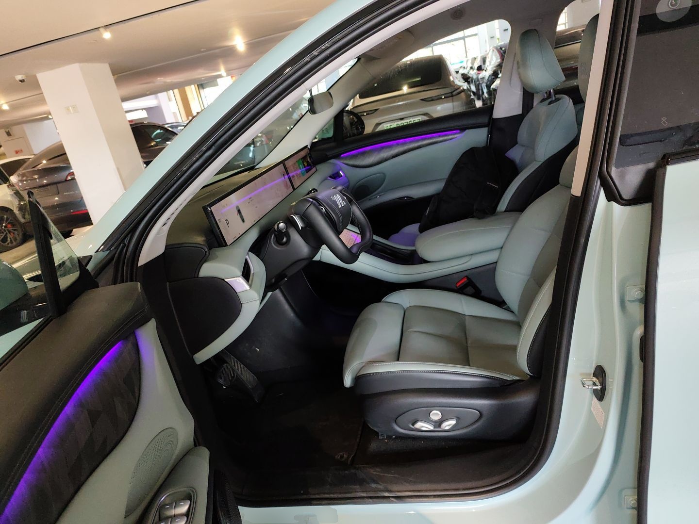 المقاعد الأمامية داخل السيارة