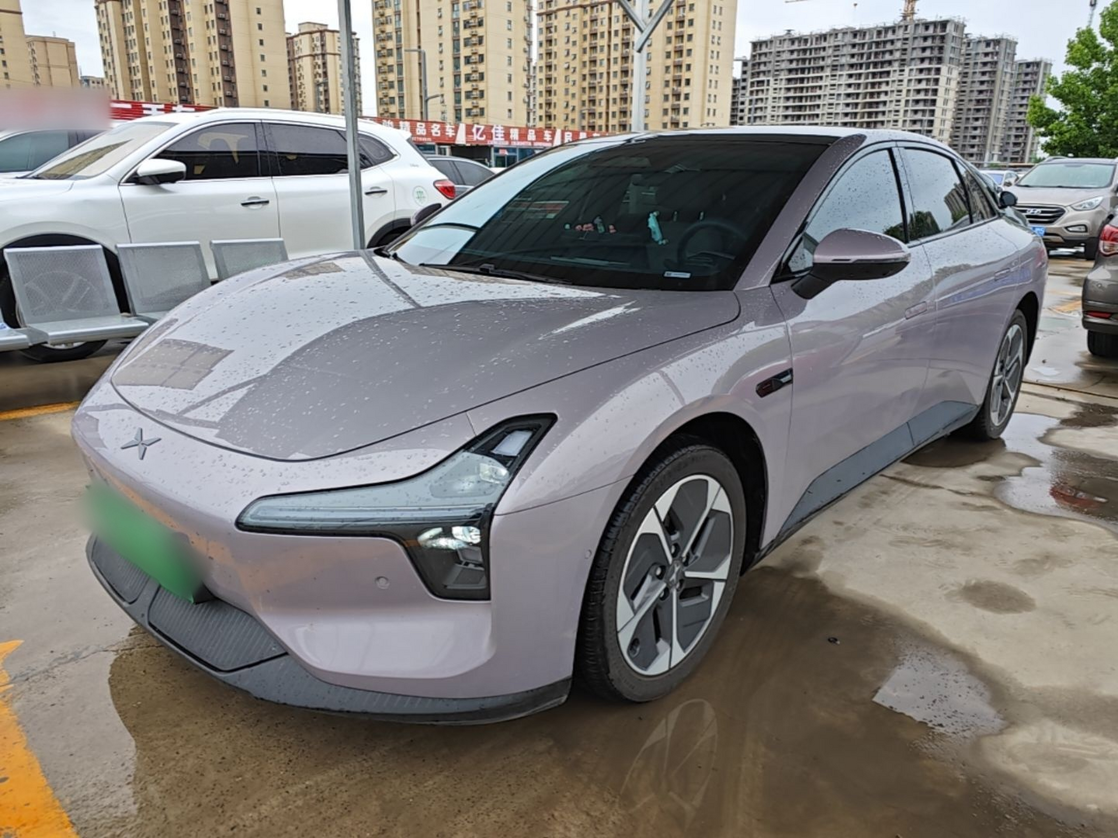 Под передней частью автомобиля