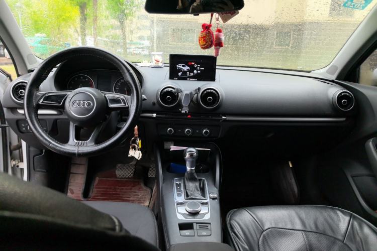 Used Audi A3 2017 Limousine 35 TFSI Ambition Edition Center Console