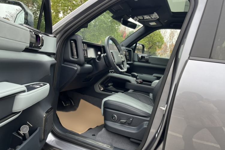 Used Formula Leopard Leopard 5 2023 Navigator Edition
