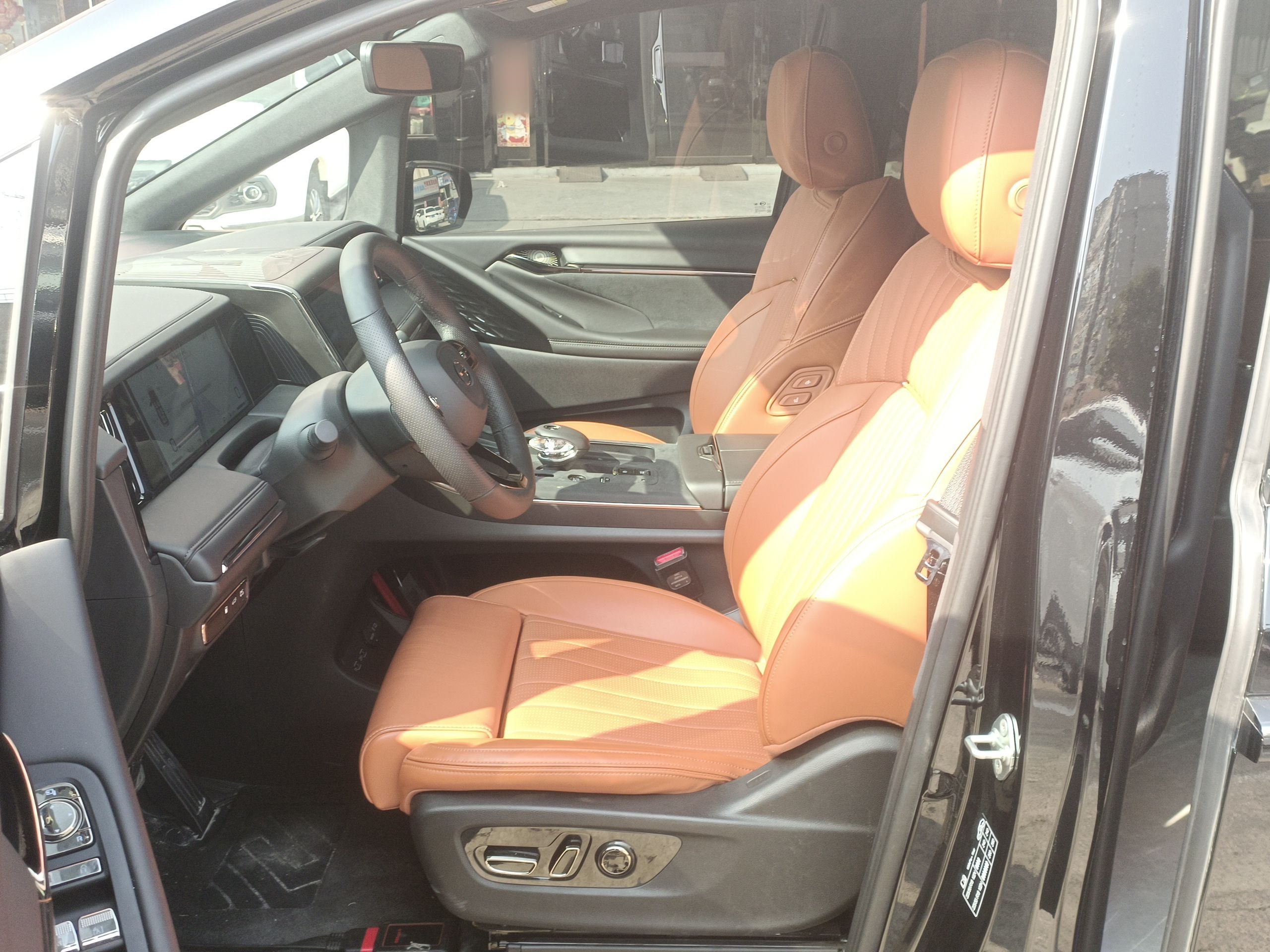 المقاعد الأمامية داخل السيارة