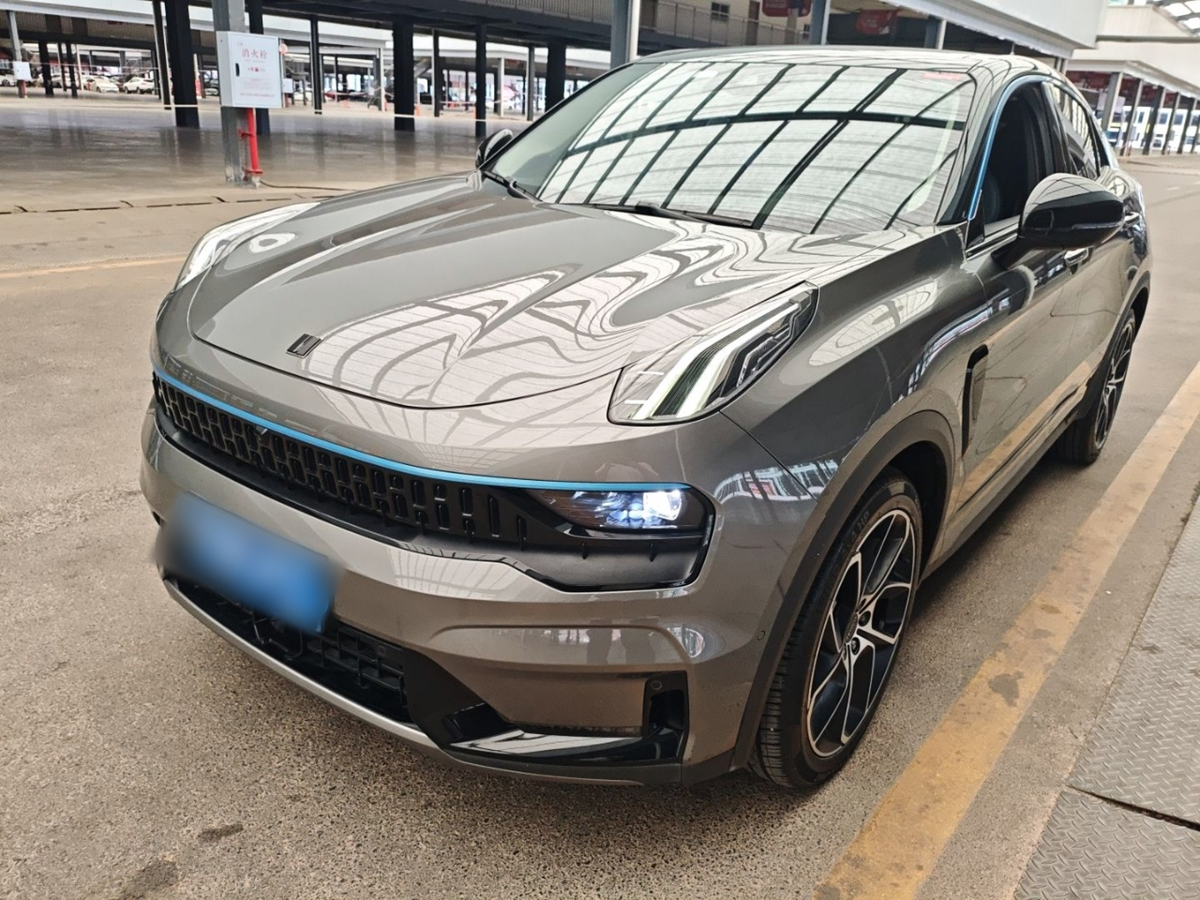 Под передней частью автомобиля