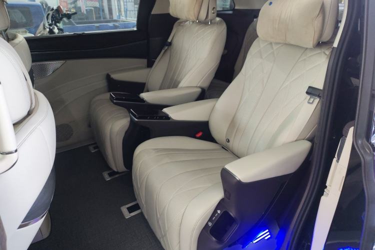 Used Denza D9 2025 DM-i Smart Drive 1020 Four-Wheel Drive Deluxe Model Left Rear Seat