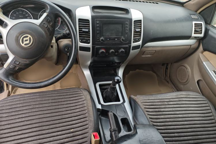 Used Huanghai Challenger SUV 2010 2.0L Two-Wheel Drive DD6490P Center Console