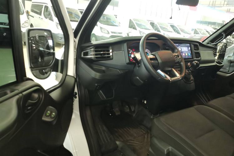 Used JMC Fushun 2025 2.0T 6MT Diesel Short-Wheelbase Low-Roof Commercial Multi-Purpose Passenger Vehicle with 5/6 Seats and Twin-Swing Tailgate
