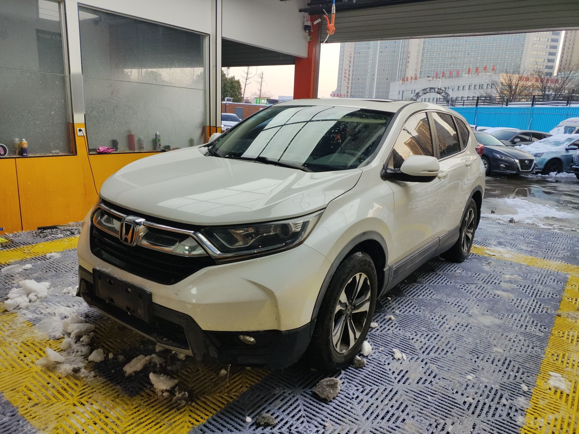 Под передней частью автомобиля