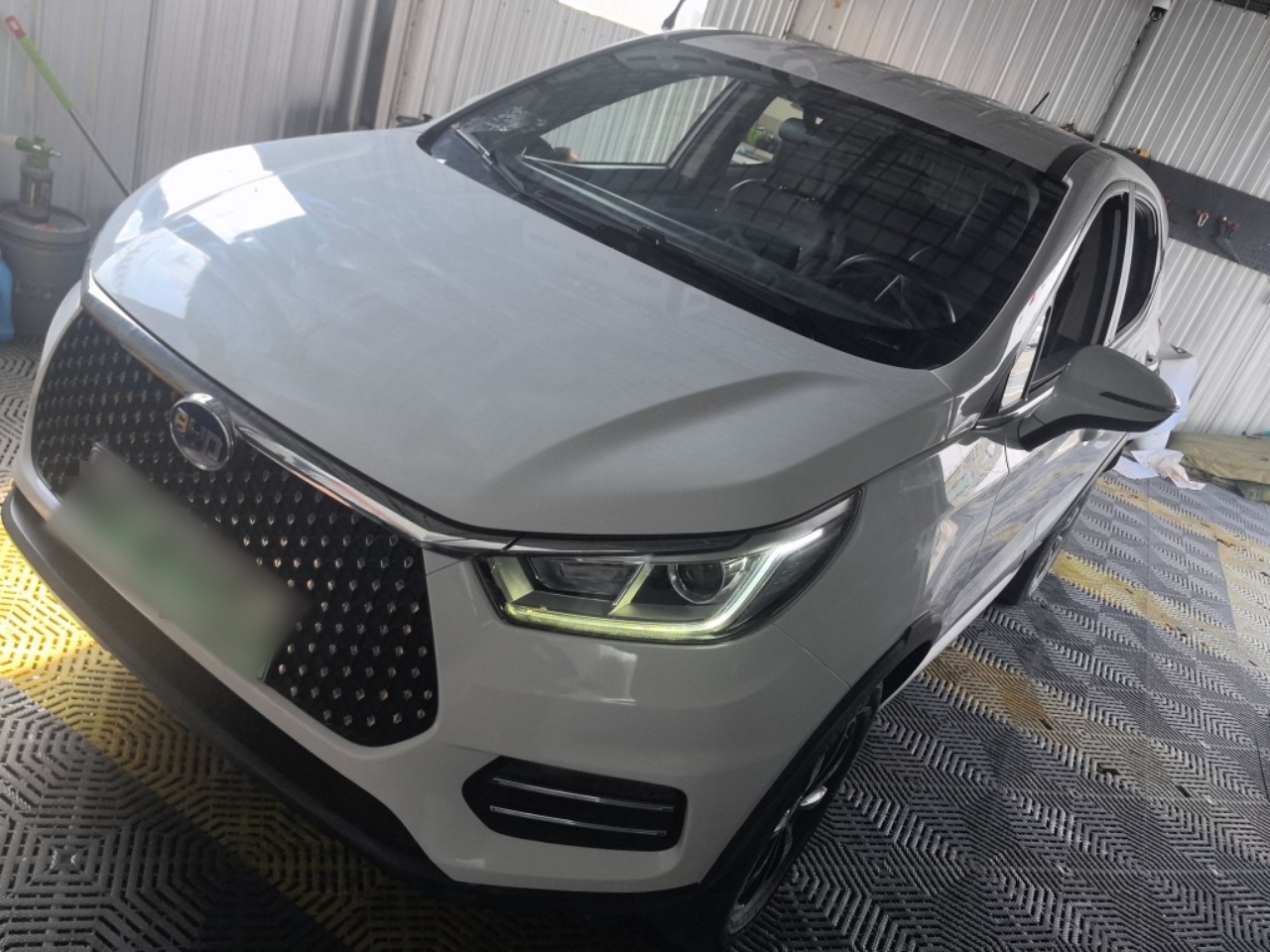 تحت مقدمة السيارة