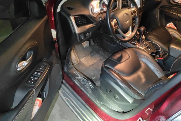 Used Jeep Cherokee 2016 2.4L Leading Smart Version
