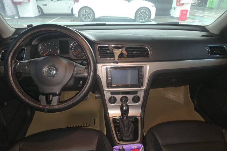 Used Volkswagen Lavida 2013 Revised Version 1.6L Automatic Luxury Edition Center Console