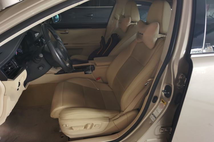 Used Lexus ES 2013 300h Elite Edition
