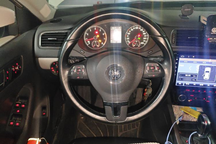 Used Volkswagen Sagitar 2012 1.4TSI Automatic Luxury Edition Steering Wheel