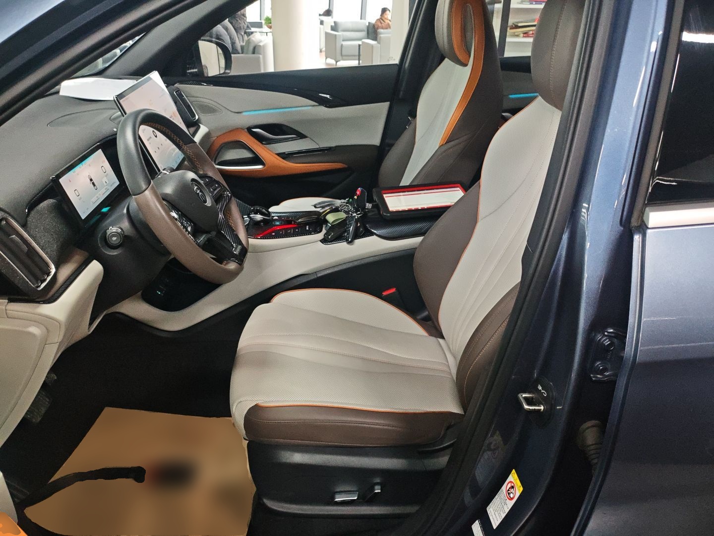 المقاعد الأمامية داخل السيارة