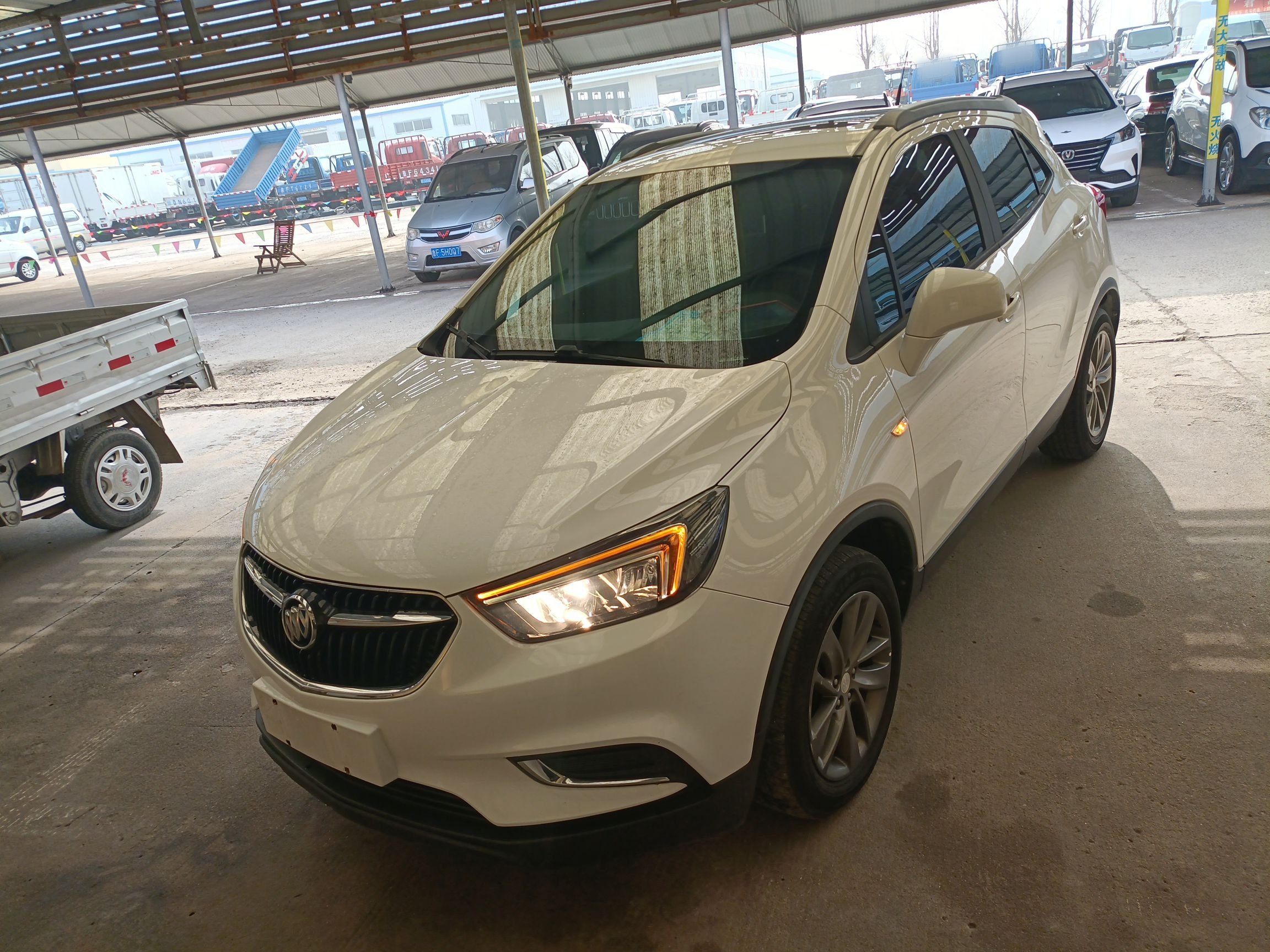 تحت مقدمة السيارة