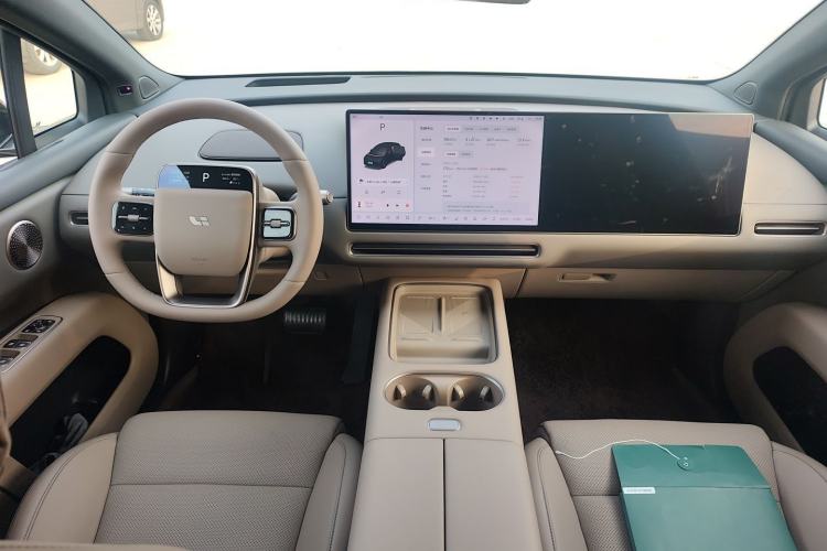 Used Li Auto i6 2025 Model Four-Wheel-Drive Standard Type
