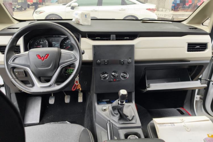 Used Wuling Zhengcheng 2021 1.5T Manual Comfort Version Center Console