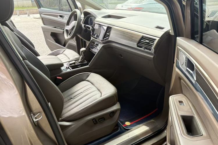 Used Volkswagen Viloran 2020 330TSI Luxury Edition Interior 5