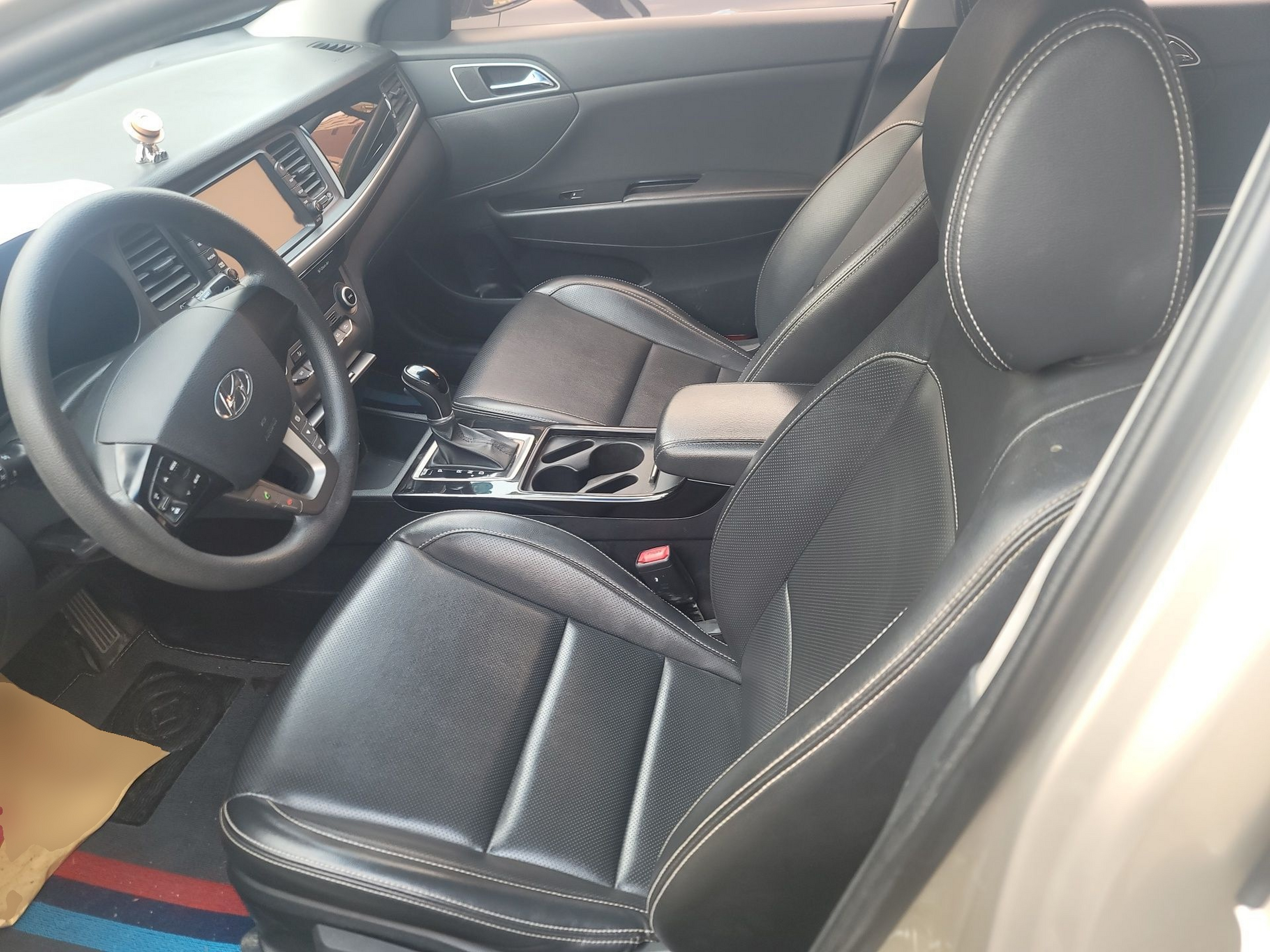 Переднее сиденье в автомобиле