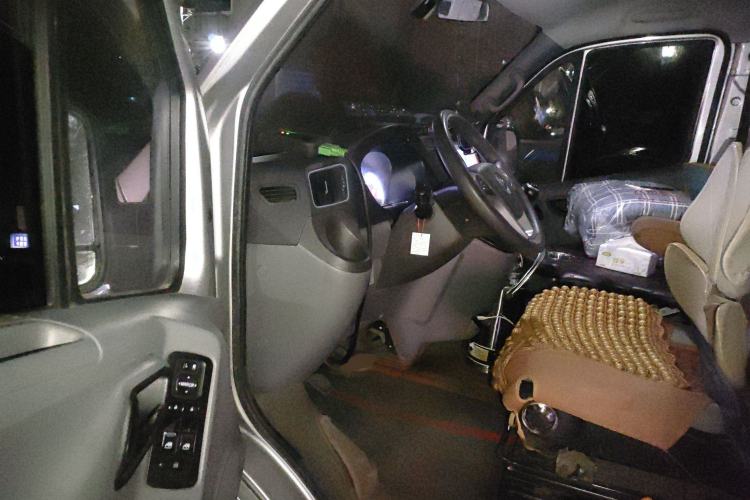 Used Foton Toano 2023 Cummins 2.8T Manual Jixiang Van Extended Wheelbase Mid-Roof Design Rear Dual Tires 3-Seater Configuration
