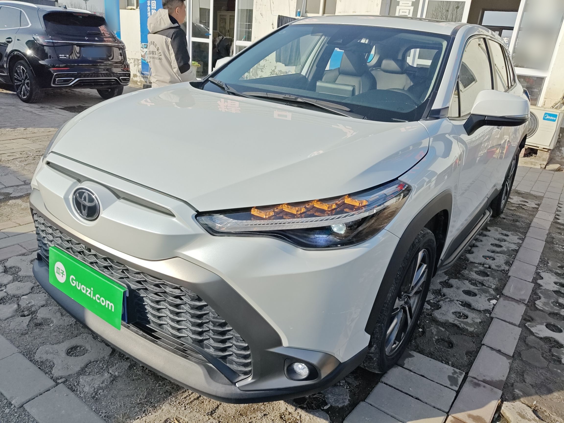 Под передней частью автомобиля