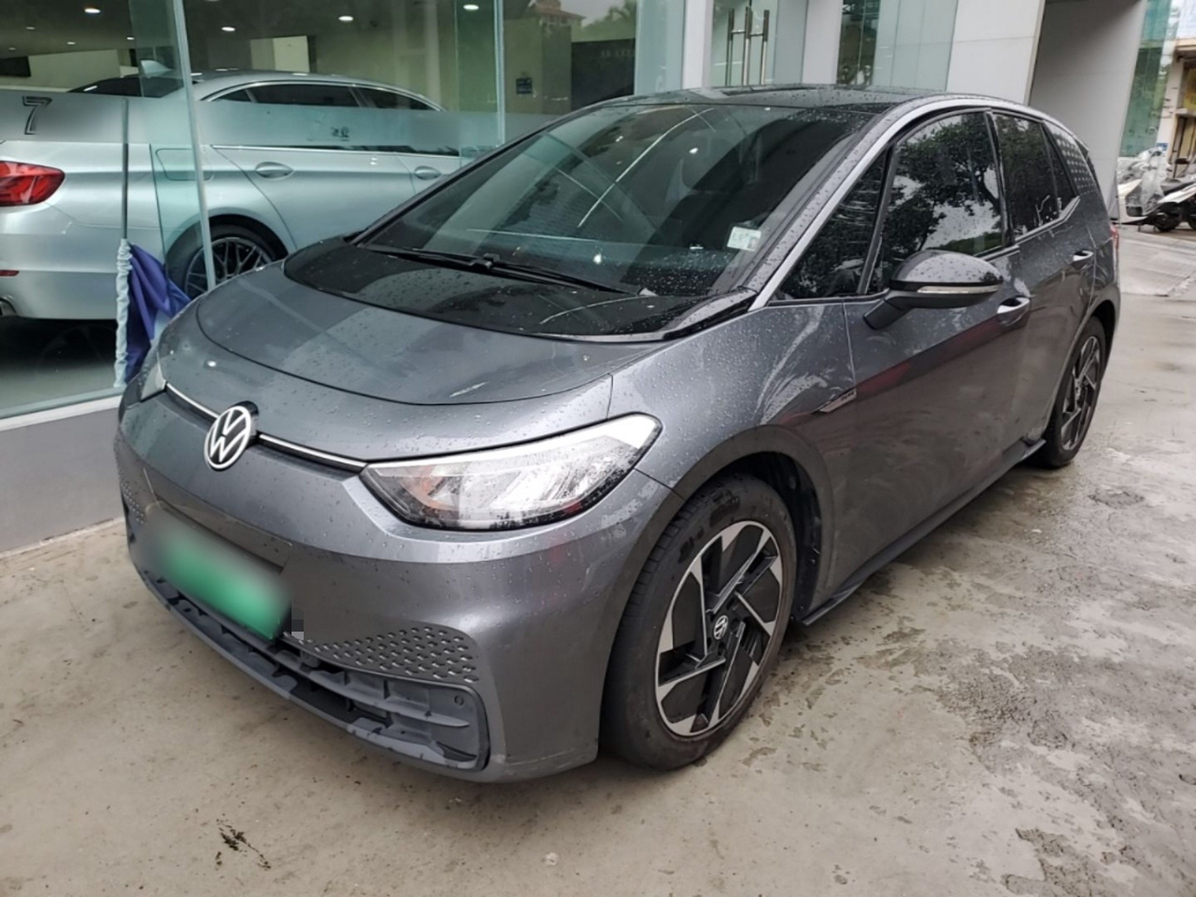 Под передней частью автомобиля