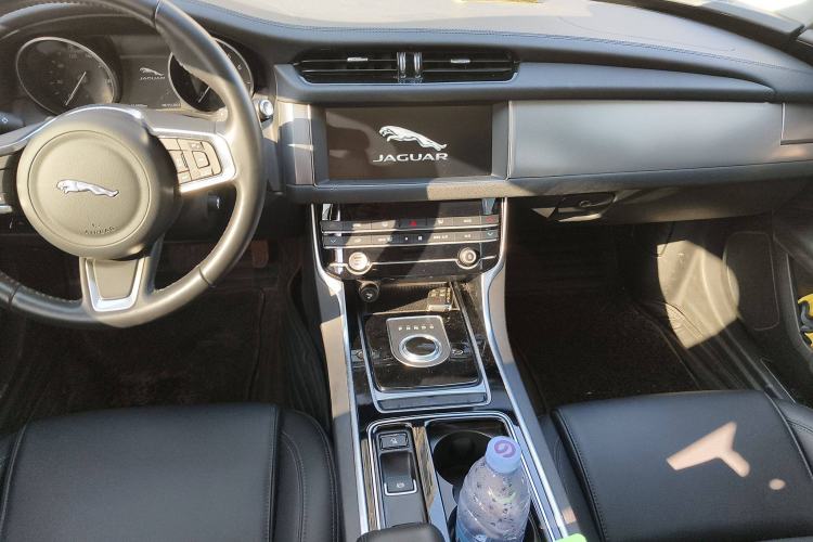 Used Jaguar XFL 2020 XFL 2.0T P200 Two-Wheel-Drive Windflower Edition Center Console