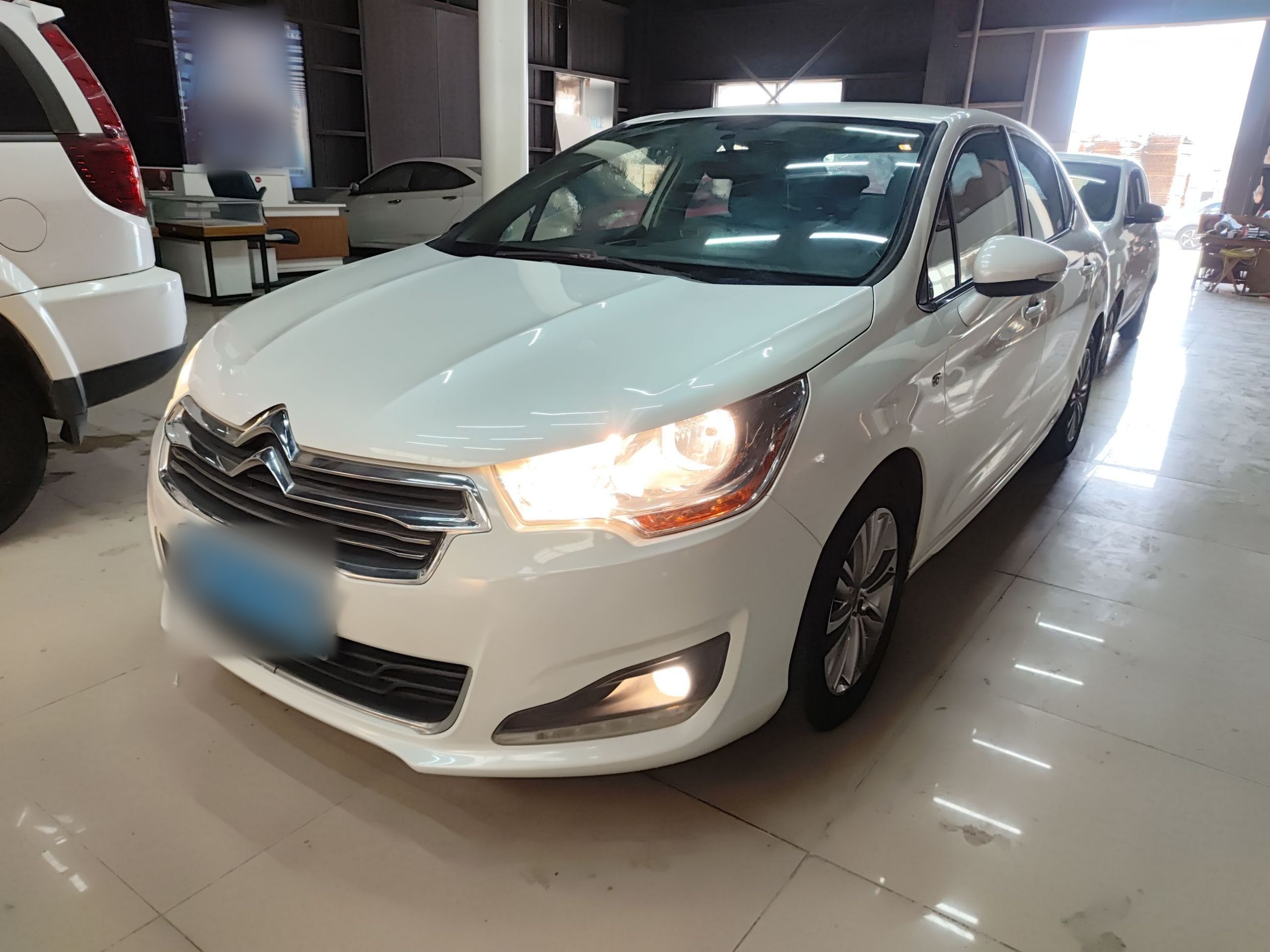 تحت مقدمة السيارة