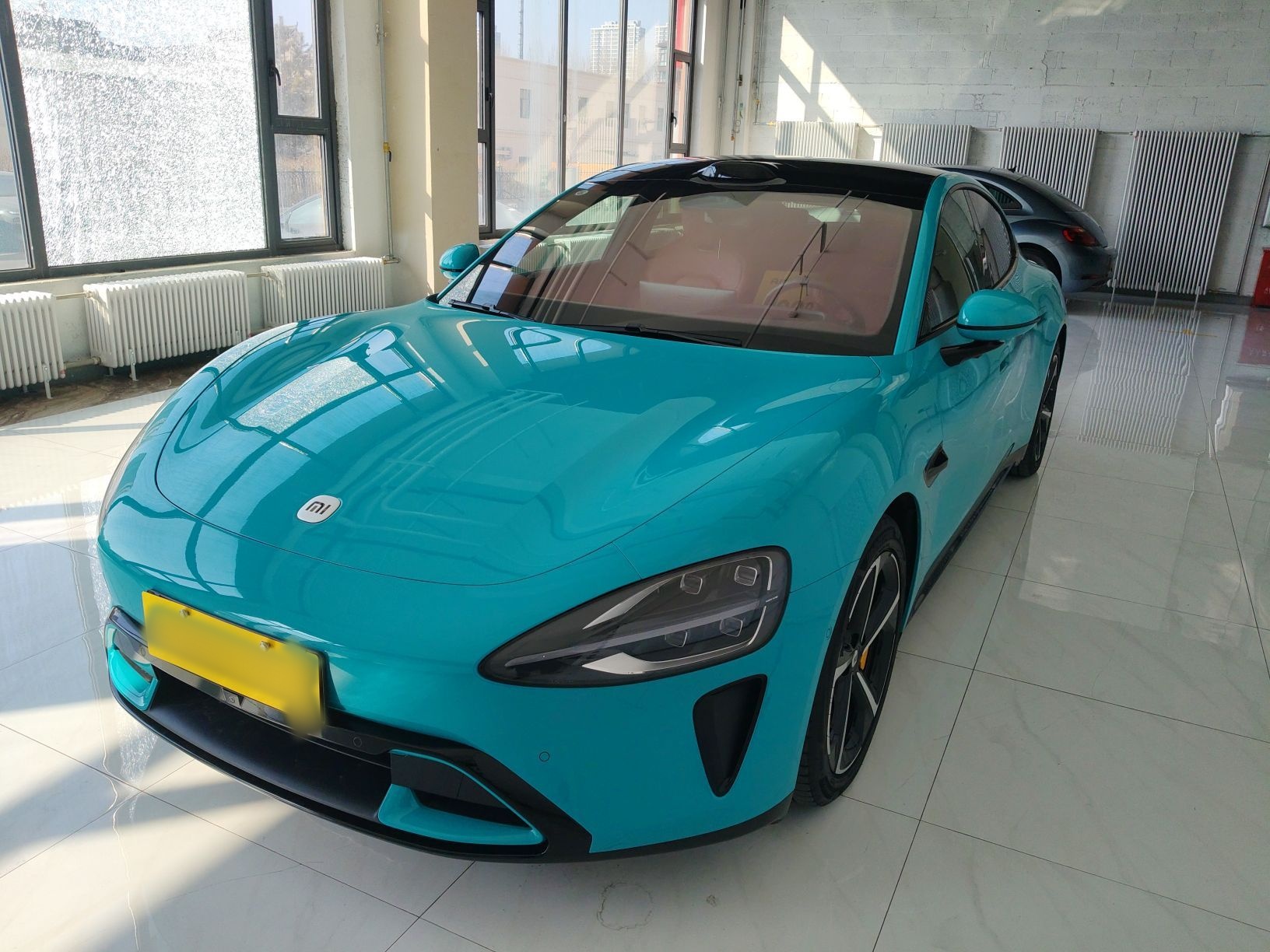 تحت مقدمة السيارة