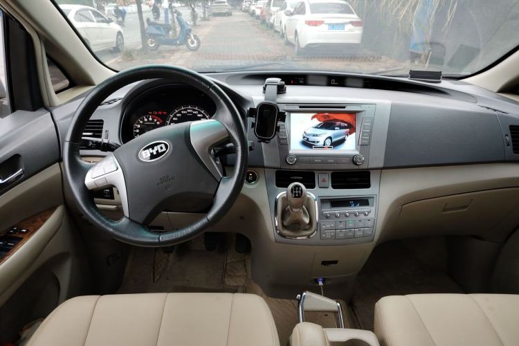 Used BYD M6 2013 2.0L Manual Comfort Edition
