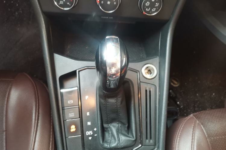 Used Volkswagen Lavida 2019 1.5L Automatic Fashion Edition China VI Gear Lever