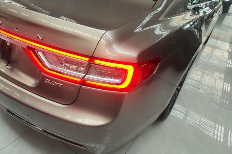 Used Lincoln Continental 2018 3.0T Four-Wheel Drive Prestige Edition Right Rear Taillight