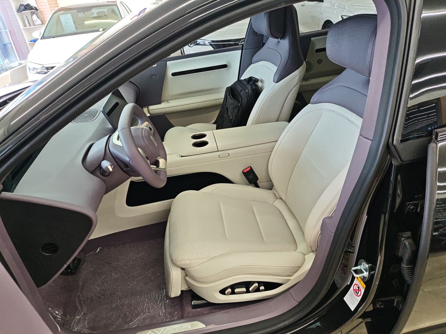 المقاعد الأمامية داخل السيارة