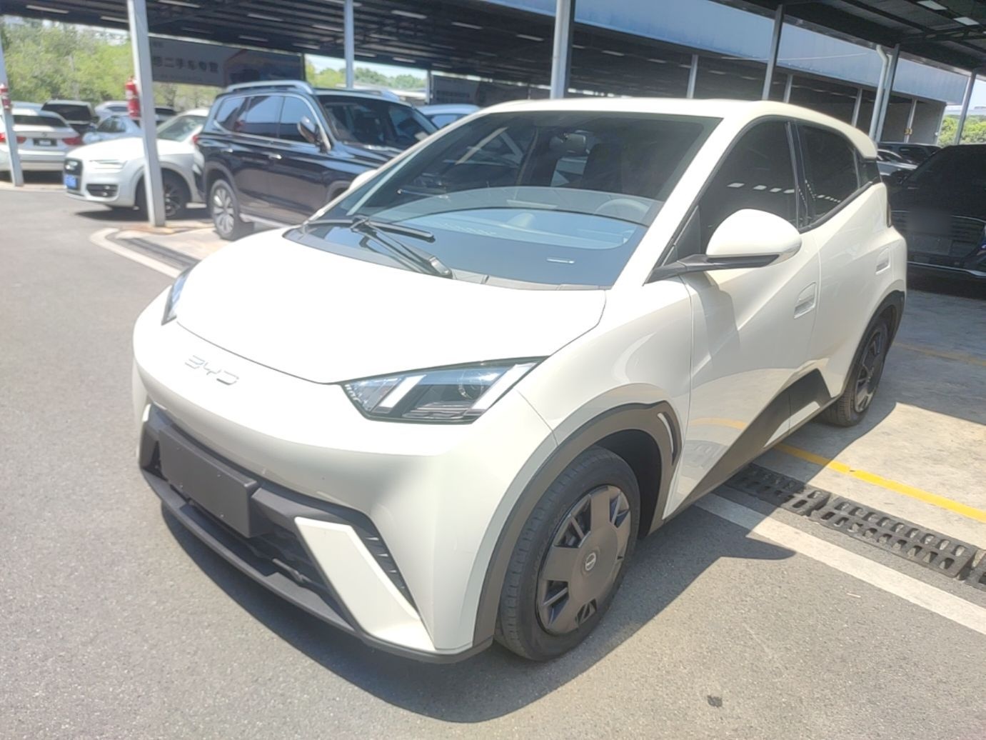 Под передней частью автомобиля