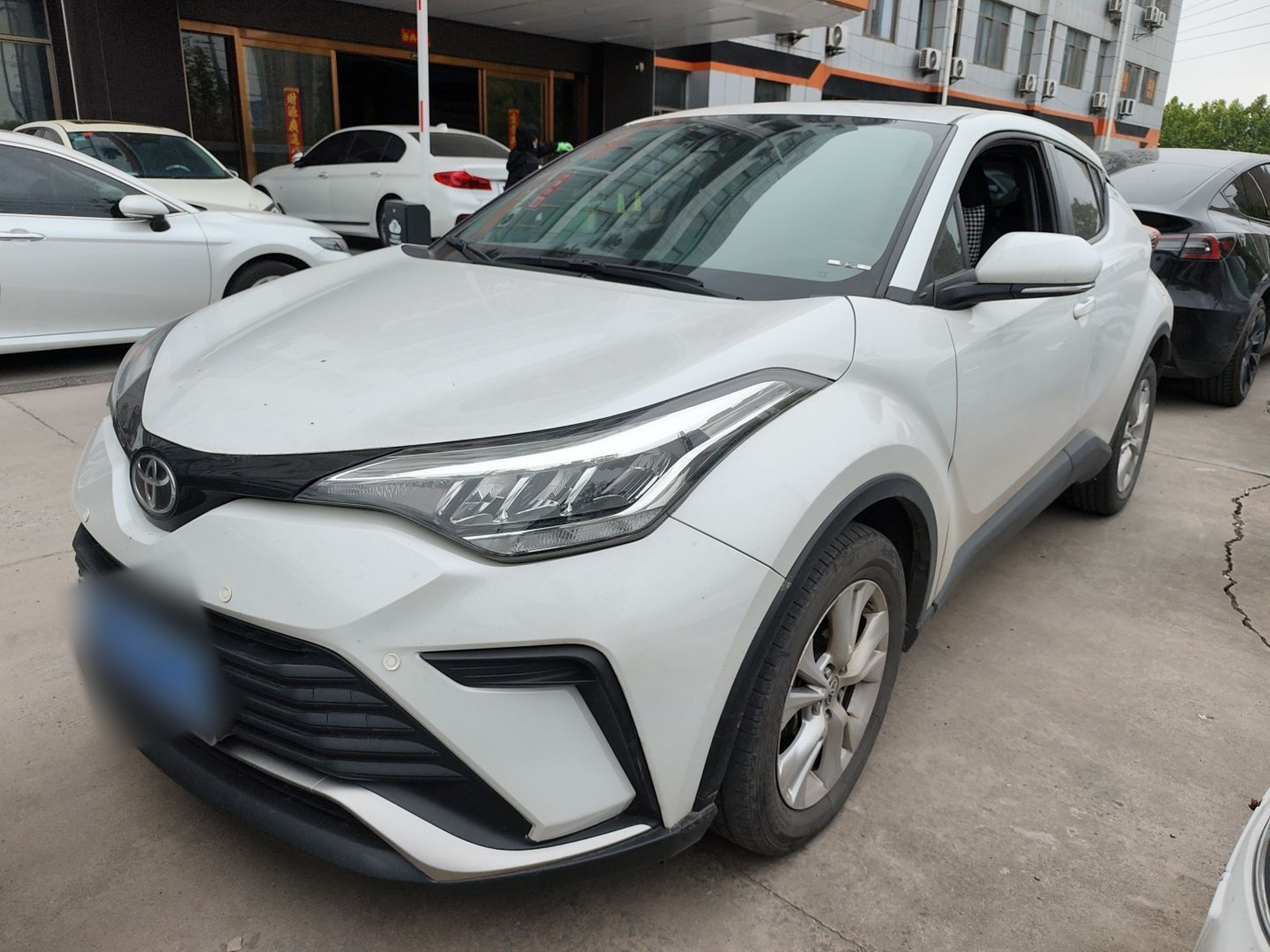 تحت مقدمة السيارة