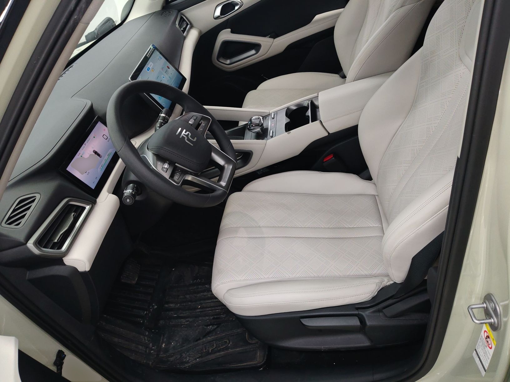 المقاعد الأمامية داخل السيارة