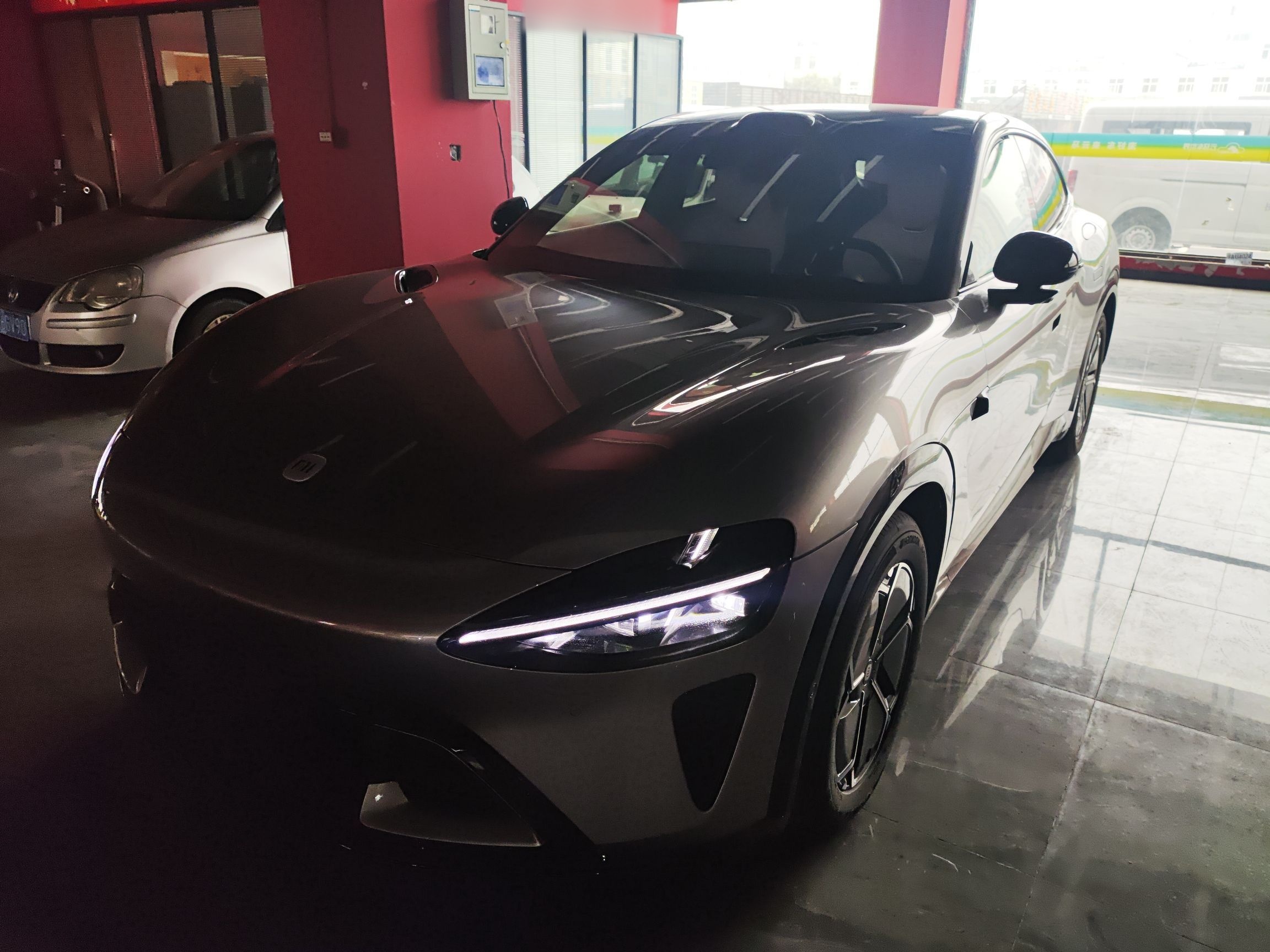 تحت مقدمة السيارة