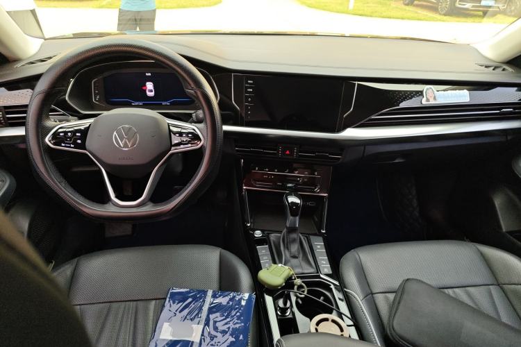 Used Volkswagen Passat 2022 330TSI Luxury Edition Center Console