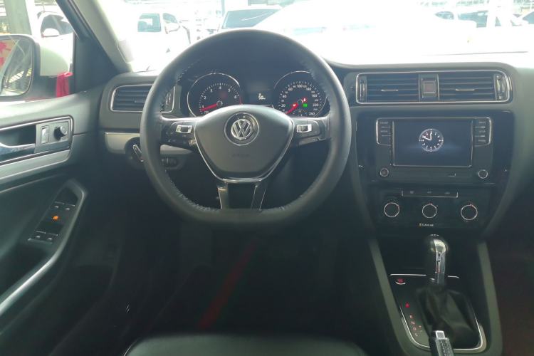 Used Volkswagen Sagitar 2017 230TSI Automatic Comfort Version Steering Wheel